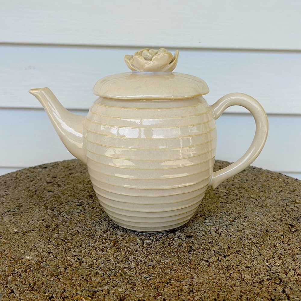 🌻 Hallmark vintage teapot